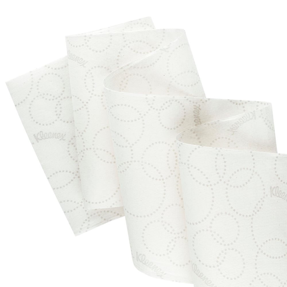 Een enkel vel van de Kleenex® ULTRA™ handdoeken van Kimberly-Clark GmbH (wit, 150m rol, 6 rollen/doos) toont een subtiel gestippeld cirkelpatroon en een zwakke "Kleenex"-opdruk, die is gerangschikt voor hygiënisch handen drogen op een effen achtergrond.