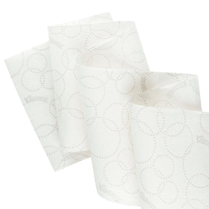Een enkel vel van de Kleenex® ULTRA™ handdoeken van Kimberly-Clark GmbH (wit, 150m rol, 6 rollen/doos) toont een subtiel gestippeld cirkelpatroon en een zwakke "Kleenex"-opdruk, die is gerangschikt voor hygiënisch handen drogen op een effen achtergrond.