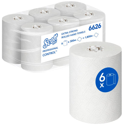 Zes witte rollen Scott® CONTROL EXTRA STRONG handdoeken van Kimberly-Clark GmbH zijn samen verpakt in een doorzichtige hoes, waarbij de voorste rol een blauw "6x"-symbool draagt. Deze extra sterke papieren handdoeken worden geleverd als 6 rollen per doos voor professioneel gebruik.
