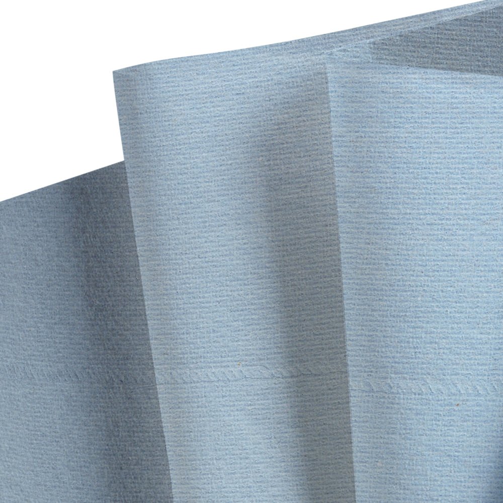 Een close-up van lichtblauwe, gestructureerde WypAll® L20 General Clean doekjes uit de BRAG™ Box van Kimberly-Clark GmbH, met zichtbare vouwen en naden langs een vouw.