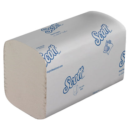 Een rechthoekige stapel Scott® Control™ gevouwen handdoeken in witte verpakking van Kimberly-Clark GmbH, geëtiketteerd voor gebruik bij het handen drogen, 15 x 240 vellen per doos.