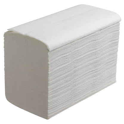 Een grote stapel Scott® Control™ handdoeken (wit, groot, 15 clips x 240 vellen) van Kimberly-Clark GmbH is rechthoekig gerangschikt en toont de uitstekende absorptievermogen van deze gevouwen handdoeken.