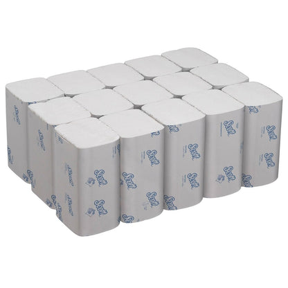 Een stapel Scott® Control™ gevouwen handdoeken (Wit, Groot) van Kimberly-Clark GmbH, 15 pakjes x 240 vellen in de doos, individueel verpakt en in drie rijen gerangschikt. Witte verpakking met blauwe tekst benadrukt absorberende kwaliteit.
