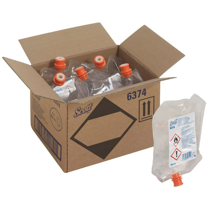 Eine geöffnete Schachtel mit der Aufschrift "Scott® Reiniger für Toilettensitze und andere Oberflächen" der Kimberly-Clark GmbH enthält sechs transparente 400-ml-Spenderbeutel, von denen einer außen mit einer orangefarbenen Kappe, einem Warnhinweis und Gefahrensymbolen versehen ist.