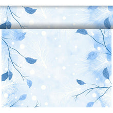 Een lichtblauwe achtergrond met witte sneeuwvlokken, kleine witte stippen als sneeuw en blauwe takken siert het Dunicel-Tete a Tete 0,4x24m van Duni GmbH - ideaal als elegante tafelloper voor uw winterse tafeldecoratie.