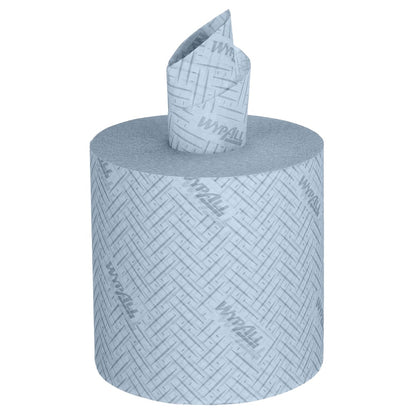 De grote blauwe WypAll® L20 General Clean Centrefeed-rol van Kimberly-Clark GmbH, 2-laags met gestructureerd patroon, heeft een vel dat gedeeltelijk uit het midden is getrokken - ideaal voor de schoonmaak. Verpakking: 6 rollen x 550 vel per doos.