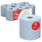 Afgebeeld zijn zes blauwe rollen WypAll® L20 General Clean Centrefeed (2-laags, 550 vel/rol) van Kimberly-Clark GmbH - vijf in een verpakking met WypAll-logo en -informatie, één rol vooraan. De doos bevat 6 rollen.
