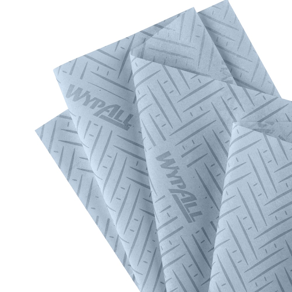 Uitgestald zijn zes blauwe 2-laags WypAll® L20 General Clean Centrefeed-rollen van Kimberly-Clark GmbH. Elke rol heeft 550 vellen, die perfect zijn voor dagelijkse reiniging en een betrouwbare prestatie bieden vergelijkbaar met Centrefeed-papieren handdoeken.