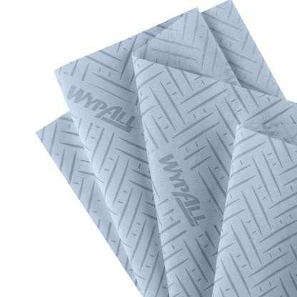 Uitgestald zijn zes blauwe 2-laags WypAll® L20 General Clean Centrefeed-rollen van Kimberly-Clark GmbH. Elke rol heeft 550 vellen, die perfect zijn voor dagelijkse reiniging en een betrouwbare prestatie bieden vergelijkbaar met Centrefeed-papieren handdoeken.