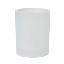 Der Switch & Shine Kerzenhalter Snowy von Duni GmbH (100x80 mm, weiß gefrostet) ist ein eleganter, schlichter, zylindrischer Glashalter mit glatten Seiten, perfekt für die Winterdekoration, abgebildet vor einem weißen Hintergrund. Packung: 1 Stück.