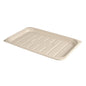 De serveerschaal Essential van Duni GmbH - ongecoate, bruine bagasse (460x300x25mm) - is een milieuvriendelijke schaal met verhoogde randen en een gestructureerd oppervlak, perfect voor de duurzame presentatie van gerechten. De verpakking bevat 45 stuks.