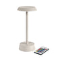 De NOUR LED-lamp draadloos taupe van Duni GmbH is een moderne tafellamp met een platte kap en ronde basis, die bediend wordt met een multifunctionele afstandsbediening - perfect voor stijlvolle tafelverlichting.