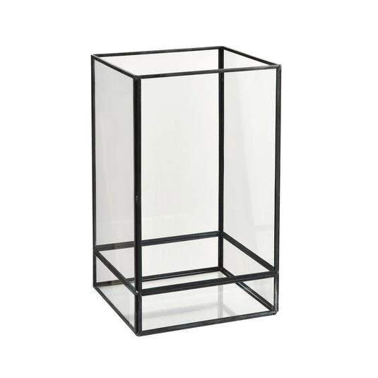 De Capella Lantaarn Glas, zwart van Duni GmbH is een rechthoekige glazen lantaarn met een zwart metalen frame, die rechtop op een witte achtergrond staat. De heldere zijkanten en de sokkel maken het ideaal voor een stijlvolle verlichting in elke kamer.