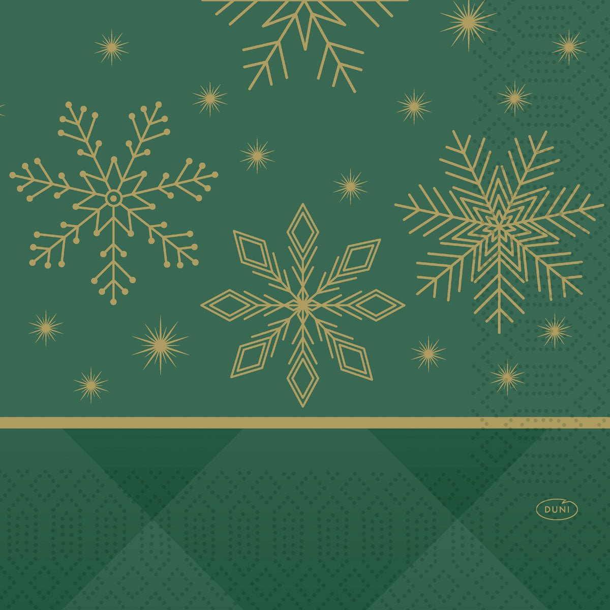 De Duni GmbH servetten 33x33 3-laags 1/4 Rhombus groen hebben een groene achtergrond met gouden sneeuwvlokken, sterren, geometrische accenten, een horizontale gouden lijn en een ovaal Duni-logo - ideaal voor feestelijk gedekte tafels. Verpakking: 250 stuks.