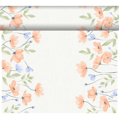 De Bio-DC-Tete a Tete 0,4x24m van Duni GmbH heeft een witte achtergrond, die aan de boven-, linker- en rechterrand omlijst is met oranje en blauwe bloemen en groene bladeren in aquarelstijl, waarbij het midden grotendeels vrij blijft voor een duurzame decoratie.