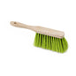 De Nölle Profi Brush Prestige handveger 29 cm van Nölle Profi Brush Borstel- & Penseeltechniek e.K. kenmerkt zich door een lichte beukenhouten steel en groene Elastonborstels, afgebeeld op een witte achtergrond.