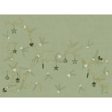 Die Bio-Dunicel-Sets 30x40 Noel pistazie der Duni GmbH zeigen dekorative Zweige mit Ornamenten, Sternen, Herzen, Vogelhäuschen und weißen Beeren auf einem gedeckten grünen Hintergrund - perfekt für eine elegante, nachhaltige Tafel. Packung (100 Stück).