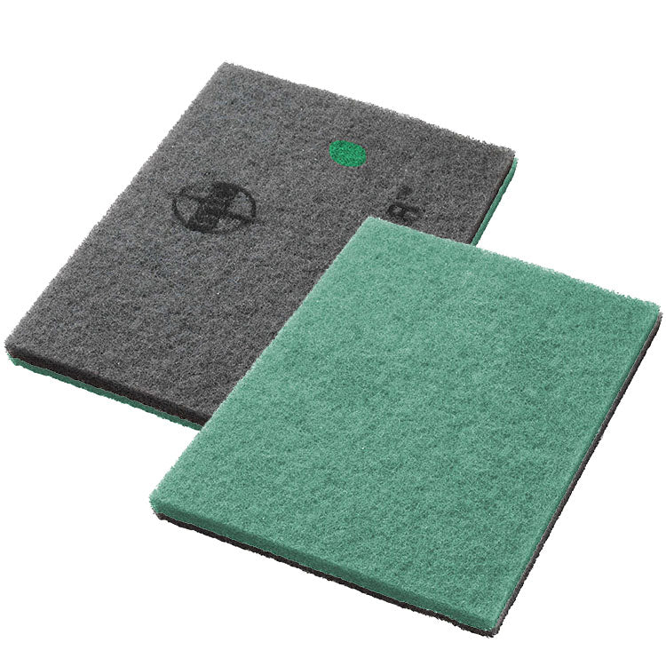 Op een witte achtergrond zijn twee rechthoekige Diversey Deutschland Twister Pads voor steenvloerreiniging naast elkaar afgebeeld: een groene 'Onderhoudsreinigingspad voor steenvloeren' en een donkergrijze, beide met een grove structuur.