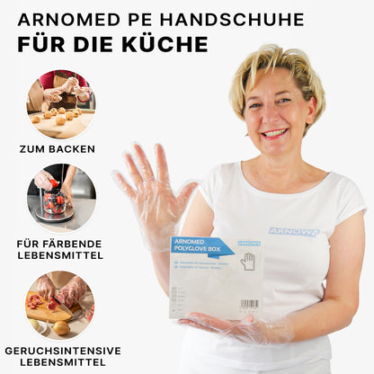 Een glimlachende vrouw draagt ARNOMED POLYGLOVE BOX wegwerphandschoenen van PE van ARNOWA GmbH en houdt de dispenserdoos vast. Inzetstukken tonen gehandschoende handen die kneden, met deeg werken en bieten vasthouden, met Duitse tekst over keukenapplicaties.