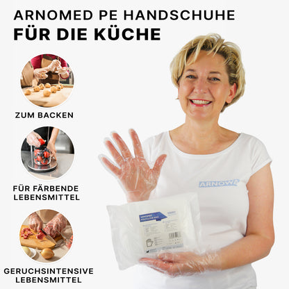 Een glimlachende vrouw in een wit hemd en met wegwerphandschoenen houdt ARNOMED POLYGLOVE BAG - wegwerphandschoenen van PE in een transparante zak van ARNOWA GmbH vast. Drie cirkels tonen gebruikstoepassingen: bakken, omgaan met kleurrijke voedingsmiddelen en sterke geuren. De tekst is in het Duits.