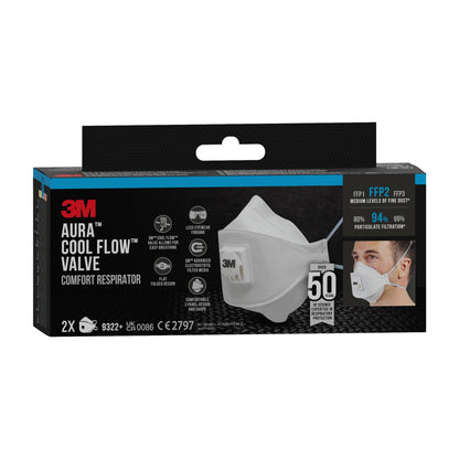 Een rechthoekige zwarte doos van de 3M™ Aura™ Comfort Cool Flow™ Deeltjesmasker 9322+ van 3M Deutschland GmbH met een afbeelding van het witte FFP2-masker met ventiel toont een 94% filtratie en bevat twee maskers.
