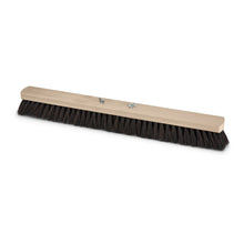 De Nölle Profi-Borstel Zaalbezem 60 cm met natuurlijk haar en vleugelschroeven van Nölle Profi Brush Borstel- & Pinseltechniek e.K. heeft een stabiele houten basis, dichte borstelharen en is ideaal voor het bevestigen van een steel.