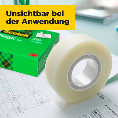 Een rol Scotch® Magic™ Onzichtbare Plakband (3M Deutschland GmbH) ligt op een document voor de groene voordeelverpakking (14 rollen, 19 mm x 33 m); op een gele doos staat "Onzichtbaar bij gebruik".
