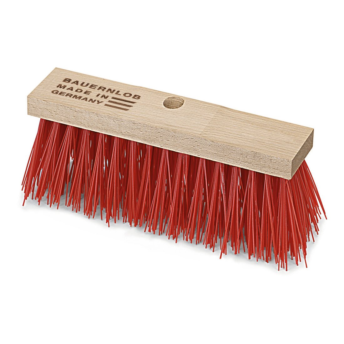 De Nölle Profi Brush Straatbezem Elaston Bauernlob van Nölle Profi Brush Borstel- & Pincettechniek e.K. heeft een houten kop met dichte rode Elaston-borstels, een centraal handvatgat en de opdruk "BAUERNLOB MADE IN GERMANY".