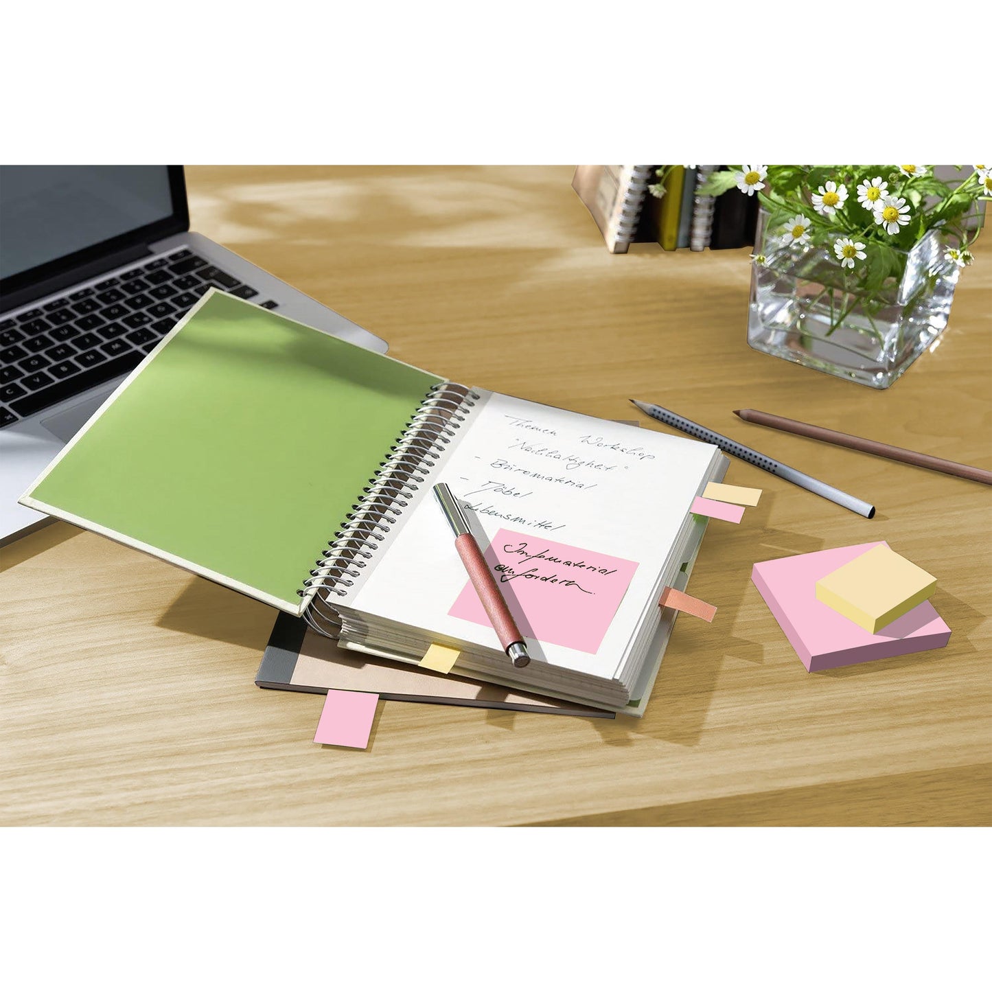 Een notitieboek met handgeschreven notities en 3M Post-it® Recycling Notes (38 mm x 51 mm, 100% PEFC) ligt open op een houten tafel naast een laptop, pennen en een vaas met witte madeliefjes.