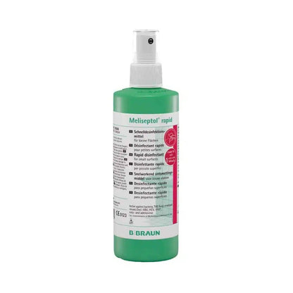 Een groene spuitfles met B. Braun Meliseptol® rapid snelle desinfectie van B. Braun Deutschland GmbH & Co. KG is ideaal voor snelle desinfectie en oppervlakte reiniging. Het etiket bevat meertalige teksten en veiligheidsinstructies, terwijl de witte spuitmond een efficiënte toepassing garandeert.