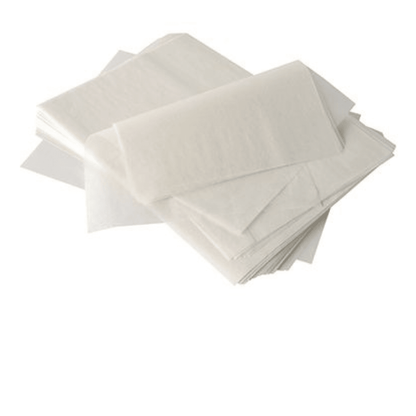 Een stapel PAPSTAR roomafdekpapier "pure" 32x22 cm, wit, met palmwascoating (1000 stuks) in een dispenserdoos van PAPSTAR GmbH ligt deels plat, deels licht gevouwen op een witte achtergrond-ideaal voor de gastronomie.