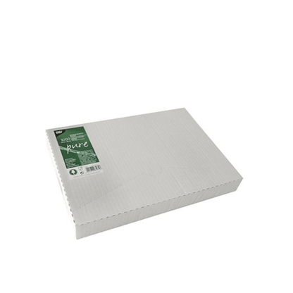 Afgebeeld is een gesloten, witte PAPSTAR GmbH dispenserdoos (1000 stuks) met roomafdekpapier "pure" 32x22 cm met palmwascoating op een effen witte achtergrond; de doos heeft een groen-wit etiket met recycling-symbolen.
