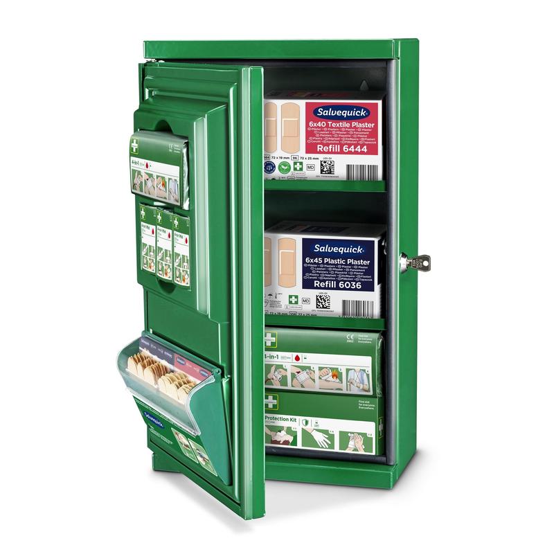 De groene Cederroth EHBO-kast Mini (Metaal) van Orkla Wound Care AB (B 260 x H 440 x D 170mm) wordt geopend getoond, met een sleutel in het slot en geordende verbandpakketten, pleisters en EHBO-materialen op zijn planken.