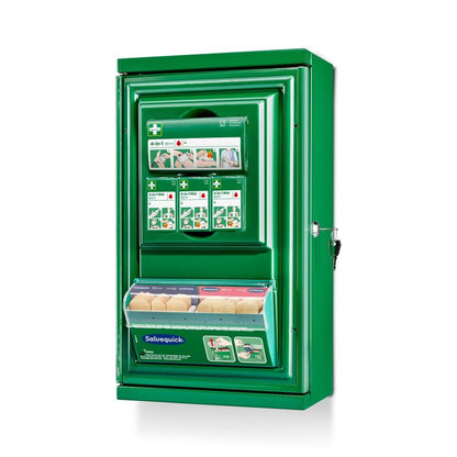 De groene Cederroth EHBO-kast Mini (Metaal) van Orkla Wound Care AB (B 260 x H 440 x D 170 mm) beschikt over opbergvakken, een geïllustreerde handleiding, een doorzichtige Salvequick-verbandplaat en een sleutelslot aan de rechterkant.