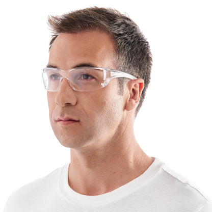 Ein Mann mit kurzen braunen Haaren, der eine 3M™ Virtua™ Schutzbrille AP, eine Klarsichtscheibe der 3M Deutschland GmbH und ein schlichtes weißes Hemd trägt, schaut vor einem weißen Hintergrund leicht zur Seite.