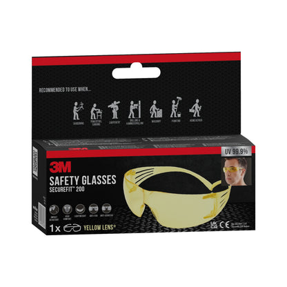 Eine Schachtel der 3M™ SecureFit™ Schutzbrille 200 von 3M Deutschland GmbH zeigt ein Bild der Schutzbrille und einer Person, die sie trägt, listet die empfohlenen Verwendungszwecke auf und hebt den UV-Schutz von 99,9 % hervor.