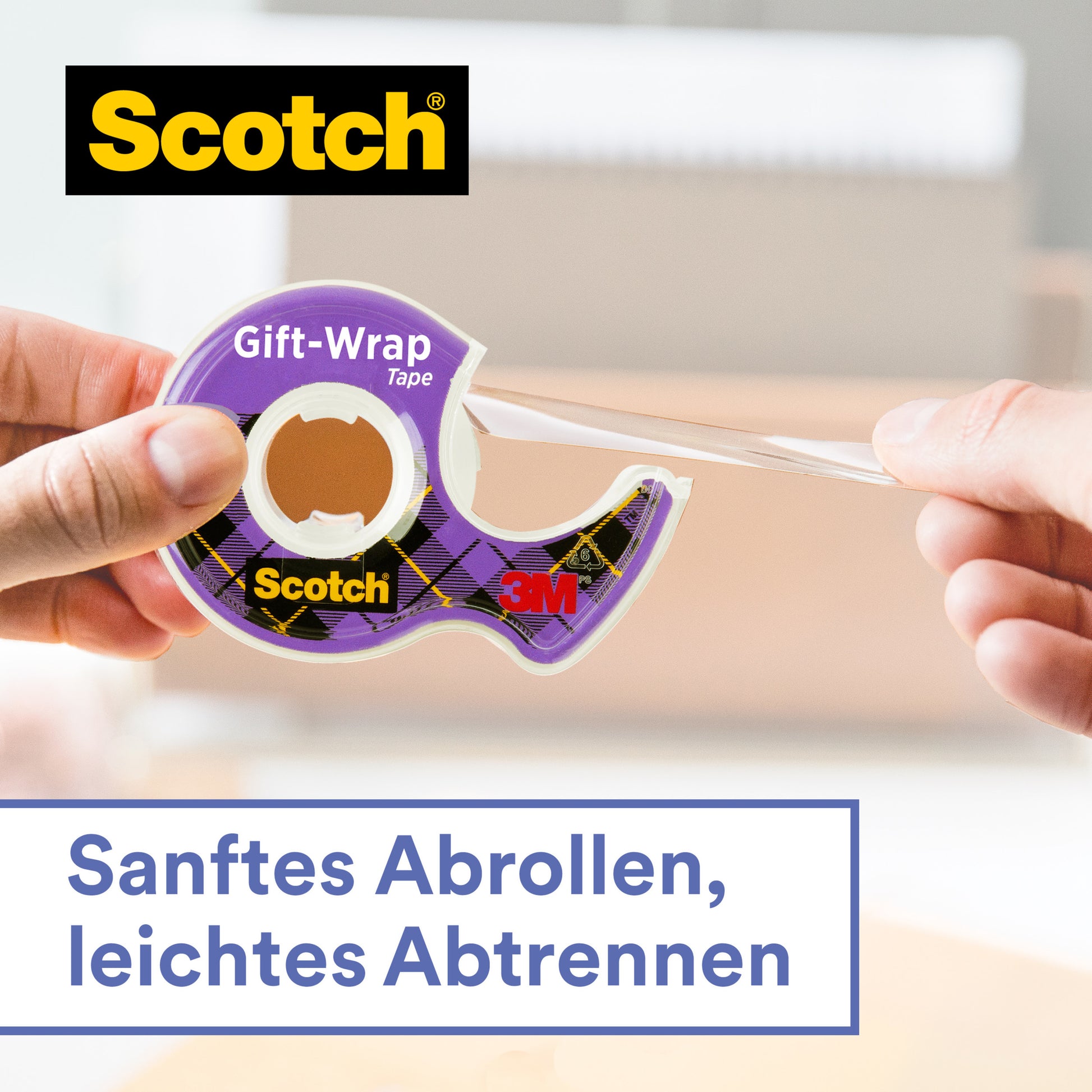 Eine Hand zieht klares Scotch® Geschenk-Satinklebeband (19 mm x 25 m, Nachfüllpackung) von 3M Deutschland GmbH aus dem Spender. Darunter steht: "Sanftes Abrollen, leichtes Abtrennen.