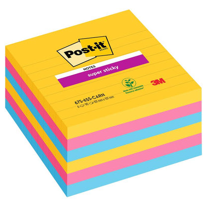 Een stapel Post-it® Super Sticky Notes in groot formaat (101 mm x 101 mm, 90 vel/blok, 100% PEFC) van 3M Deutschland GmbH toont afwisselend gele, blauwe en roze vellen met het logo en het recyclingsymbool op de verpakking.