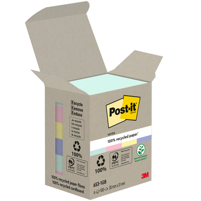 Een geopende doos Post-it® Recycling Notes (38 mm x 51 mm, 100 vel/Blok, 100% PEFC) van 3M Deutschland GmbH toont meerdere pastelkleurige blokken en is voorzien van recycling-symbolen en het 3M-merk.