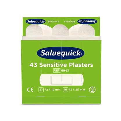 Een groene doos van Orkla Wound Care AB met het opschrift "Sensitive Pleisters, 43 stks./Navulling (vlies) | Verpakking (6 stuks)" toont de maten 27x72x19mm en 16x72x25mm, het CE-teken en het productnummer 6943 aan de voorkant voor gevoelige huid.