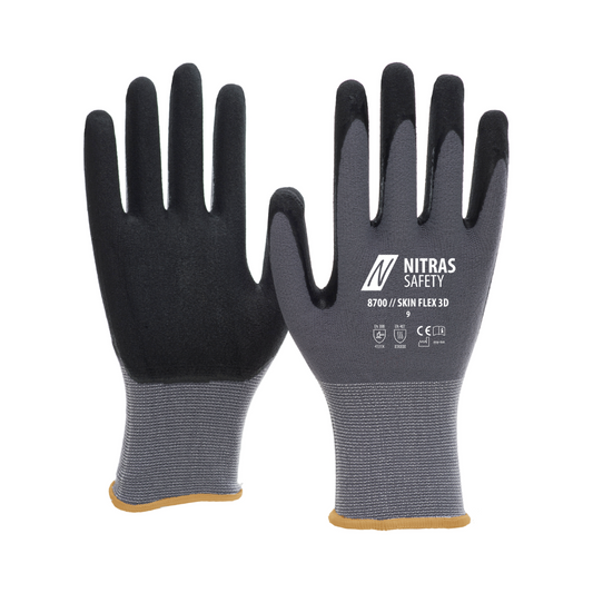 Ein Paar grau/schwarze NITRAS SKIN FLEX 3D Montagehandschuhe der AS Arbeitsschutz GmbH, OEKO-TEX zertifiziert, mit „NITRAS SAFETY 8700 / NITRAS SKIN FLEX 3D“ auf dem Handrücken und orangefarbenen Bündchen. Packung enthält 12 Paar.