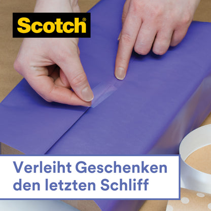 Eine Person verschließt blaues Geschenkpapier mit dem Scotch® Geschenk-Klebeband im Handabroller, CAT 15 (19 mm x 15 m) von 3M Deutschland GmbH. Zusätzliches Klebeband und der Abroller liegen daneben. Deutscher Text: "Verleiht Geschenken den letzten Schliff.