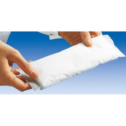Handen openen een verzegelde, witte, gewatteerde verzendenvelop voor een blauwe achtergrond met Hartmann Strampelpeter® vlokkenluiers - 56 stuks van Paul Hartmann AG erin.