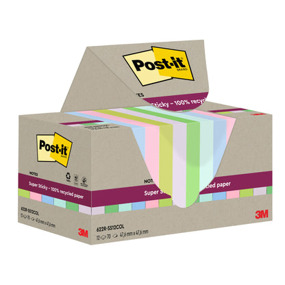Een doos Post-it® Super Sticky 100% Recycling Notes (47,6 x 47,6 mm, 70 vel per blok, 100% PEFC) van 3M Deutschland GmbH, met gedeeltelijk uitgetrokken pastelkleurige briefjes voorzien van de merknamen.
