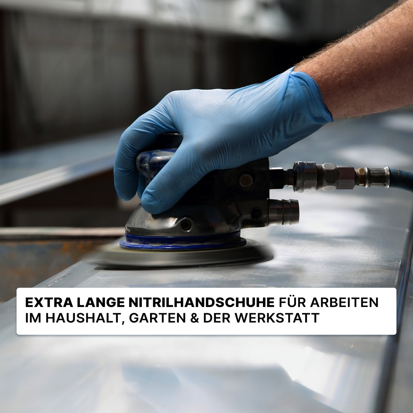 Eine Person trägt ARNOMED NITRIL BLUE XTRA LONG Einmalhandschuhe von ARNOWA GmbH und schleift Metall. Text hebt die vielseitige Verwendbarkeit der extra langen (30 cm) Nitrilhandschuhe für Haushalt, Garten und Werkstatt hervor.