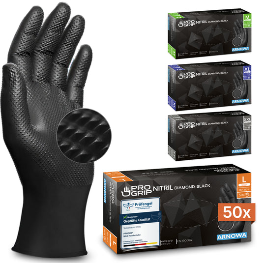 Een PROGRIP NITRIL DIAMOND BLACK wegwerphandschoen van ARNOWA GmbH wordt rechtop gepresenteerd en toont de antislipstructuur met diamantpatroon. Op de achtergrond staan drie gekleurde dozen in verschillende maten; elke doos bevat 50 handschoenen per verpakking.