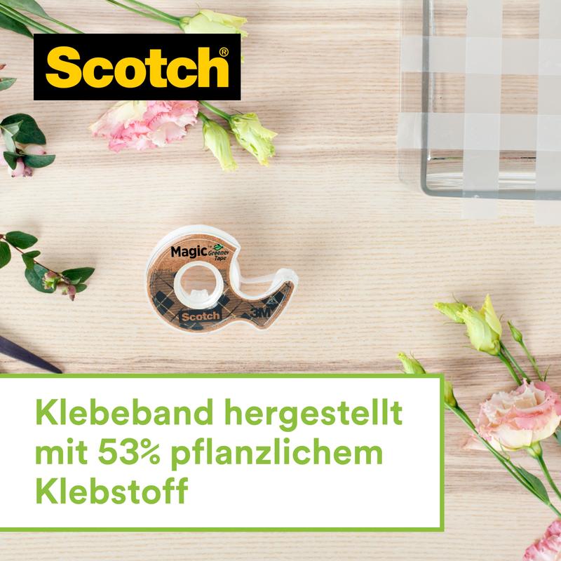 Een Scotch™ roestvrijstalen plakbandhouder in zilver met twee rollen Scotch® Magic™ plakband (gemaakt van 66% plantaardige lijm, 19 mm x 13,9 m) van 3M Deutschland GmbH staat op licht hout naast roze en gele bloemen.