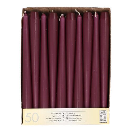 Eine Pappschachtel mit 50 kastanienbraunen, 25 cm langen und 2,2 cm dicken Leuchterkerzen, die von oben gesehen in einer einzigen Reihe angeordnet sind. Auf dem Etikett steht "Starpak 50 Leuchterkerzen Ø 2,2 cm-25 cm" mit Mengenangaben in mehreren Sprachen.