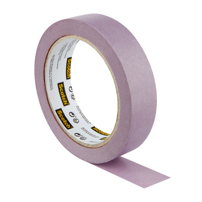 Een rol 3M Scotch® afplaktape voor gevoelige oppervlakken (24 mm x 41 m) met de kleefzijde naar beneden, gedeeltelijk afgerold, op een witte ondergrond. 100% PEFC, 1 rol/verpakking.