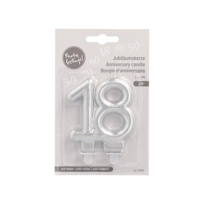 De PAPSTAR GmbH jubileumkaarsen met houder, 7 cm "zilver", is een zilveren cijferkaars in meertalige verpakking, ideaal voor verjaardagen of jubilea, en bevat een houder voor eenvoudig gebruik bij feesten.